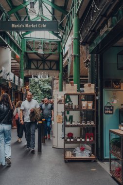 Londra, İngiltere - 17 Ekim 2021: Londra 'nın en büyük ve en eski gıda pazarlarından biri olan Borough Market' teki tezgahların önünden geçen insanlar.