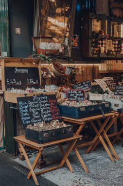 Londra, İngiltere - 17 Ekim 2021: Londra 'nın en büyük ve en eski gıda pazarlarından biri olan Borough Market' teki şarküteri standında satışta olan sosislerin çeşitliliği.
