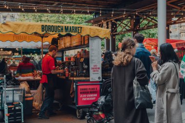 Londra, İngiltere - 17 Ekim 2021: Borough Market 'teki lütfen kahve dükkanını değiştirin. Değişim lütfen, evsiz insanlara barmen olmak için gereken her şeyi sağlayan bir sosyal teşebbüstür..