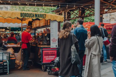 Londra, İngiltere - 17 Ekim 2021: Borough Market 'teki Değişim Lütfen Kahve Dükkanı kuyruğu. Değişim lütfen, evsiz insanlara barmen olmak için gereken her şeyi sağlayan bir sosyal teşebbüstür.