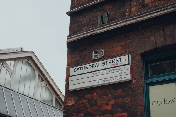 Londra, İngiltere - 17 Ekim 2021: Southwark 'taki Katedral Caddesi' ndeki sokak ismi tabelası, Londra Köprü İstasyonu ve The Shard, Tate Modern ve Shakespeare 's Globe' un ilgi alanları..
