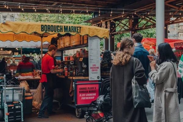 Londra, İngiltere - 17 Ekim 2021: Borough Market 'teki lütfen kahve dükkanını değiştirin. Değişim lütfen, evsiz insanlara barmen olmak için gereken her şeyi sağlayan bir sosyal teşebbüstür..