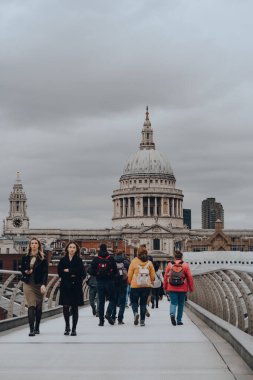 Londra, İngiltere - 23 Ekim 2021: Londra Piskoposu St. Pauls Katedrali, Milenyum Köprüsü 'nden yürüyenlerin üzerine seçici bir odak noktası.