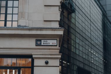 Londra, İngiltere - 23 Ekim 2021: Old Bailey 'de bir binanın yan tarafında sokak ismi tabelası, İngiltere Merkez Ceza Mahkemesi' nin 