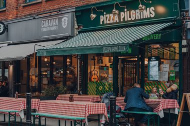 Londra, İngiltere - 23 Ekim 2021: Exmouth Market 'teki Pizza Pilgrims restoranının dışı, Clerkenwell, Islington' da yarı yayalara ayrılmış bir cadde ve ünlü bir sokak pazarı..