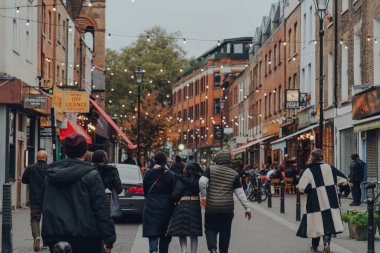 Londra, İngiltere - 23 Ekim 2021: Exmouth Market 'te yürüyen insanların dikiz görüntüsü, Clerkenwell, Islington' da yarı yayalara ayrılmış bir cadde ve ünlü bir sokak pazarı.