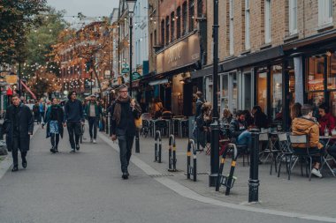 Londra, İngiltere - 23 Ekim 2021: Exmouth Market 'teki insanlar, Clerkenwell, Islington' da yarı yayalara ayrılmış bir cadde ve ünlü bir sokak pazarı.