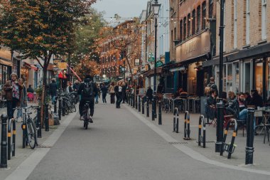 Londra, İngiltere - 23 Ekim 2021: Exmouth Market 'teki insanlar, Clerkenwell, Islington' da yarı yayalara ayrılmış bir cadde ve ünlü bir sokak pazarı.