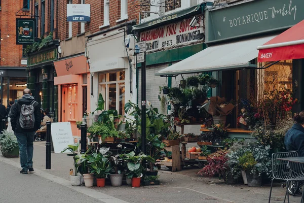 Londra, İngiltere - 23 Ekim 2021: Exmouth Market 'teki dükkan ve kafeler, Clerkenwell, Islington' da yarı yayalara ayrılmış bir cadde ve ünlü bir sokak pazarı..