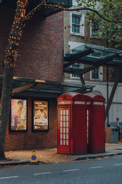 ロンドン イギリス 2020年11月19日 ロンドンのサドラーズ ウェルズ劇場の前にある赤い電話ボックス 赤い電話ボックスは 世界中の現在または以前の英国の植民地で見つけることができます — ストック写真