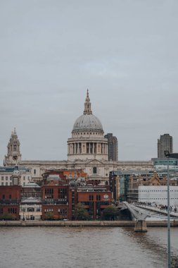 Londra, İngiltere - 23 Ekim 2021: St. Pauls Katedrali, Londra Piskoposu katedrali ve Londra ufuk çizgisi, seçici odak noktası.