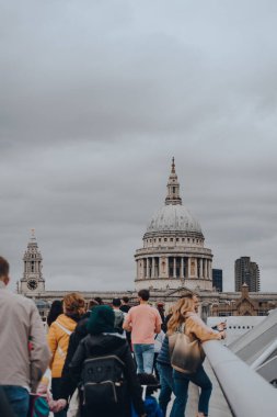 Londra, İngiltere - 23 Ekim 2021: St. Pauls Katedrali Kubbesi, Londra Piskoposu katedrali, Milenyum Köprüsü 'nden insanların yürümesi üzerine seçici bir şekilde arka plan üzerine odaklanmıştır..