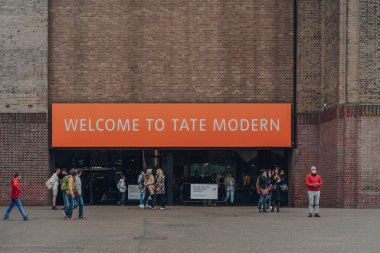 Londra, İngiltere - 17 Ekim 2021: Londra 'daki Tate Modern Müzesi' nin girişindeki hoş geldin tabelası, 1900 'den günümüze kadar ülkenin modern sanat koleksiyonunu barındırıyor..