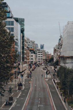 Londra, İngiltere - 23 Ekim 2021: Holborn Viaduct 'tan sessiz Farringdon caddesinin görüntüsü, Londra' da bir yol köprüsü ve onu geçen caddenin adı.