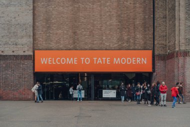 Londra, İngiltere - 17 Ekim 2021: Londra 'daki Tate Modern Müzesi' nin girişindeki hoş geldin tabelası, 1900 'den günümüze kadar ülkenin modern sanat koleksiyonunu barındırıyor..