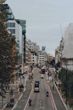 Londra, İngiltere - 23 Ekim 2021: Holborn Viaduct 'tan Farringdon caddesindeki trafiğin görüntüsü, Londra' da bir yol köprüsü ve onu geçen caddenin adı.