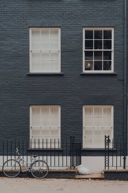 Londra, İngiltere - 23 Ekim 2021: Bisiklet Clerkenwell, Londra 'da bir caddede bir evin önüne park edildi. Bisiklet başkentte dolaşmak için popüler bir yoldur..