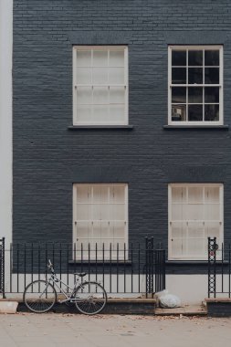 Londra, İngiltere - 23 Ekim 2021: Bisiklet Clerkenwell, Londra 'da bir caddede bir evin önüne park edildi. Bisikletler başkenti dolaşmak için popüler bir yoldur..