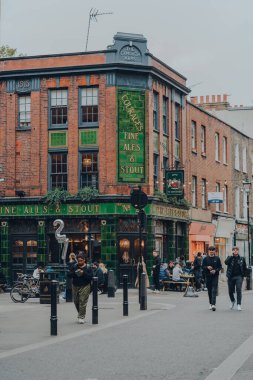 Londra, İngiltere - 23 Ekim 2021: Exmouth Market 'teki Exmouth Arms barı, Clerkenwell' de yarı yayalara ayrılmış bir cadde ve ünlü bir sokak pazarı, insanların geçtiği yer. Seçici odak.
