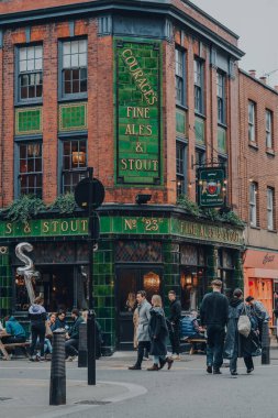 Londra, İngiltere - 23 Ekim 2021: Exmouth Market 'teki Exmouth Arms barı, Clerkenwell' de yarı yayalara ayrılmış bir cadde ve ünlü bir sokak pazarı, insanların geçtiği yer. Seçici odak.