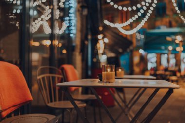 Kışın bir restoranın açık hava masasında mum yaktım, rahat atmosfer, seçici odak, bokeh.