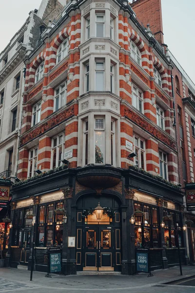 ロンドン 11月23 2021 レスター アームズ ソーホーのビクトリア朝のパブ 数多くのお店 レストランがあるロンドンの有名なエリア — ストック写真