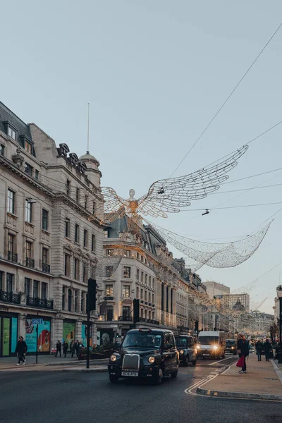 London November 2021 Cars Taxis Angel Christmas Lights Decorations Regent — Zdjęcie stockowe