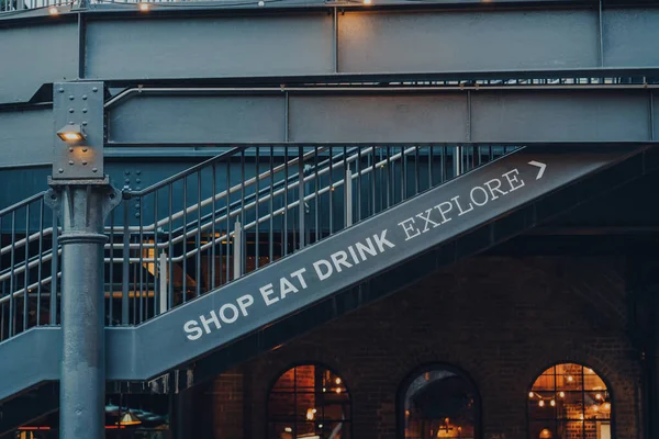英国伦敦 2022年1月1日 位于伦敦国王十字街潘克拉斯车站附近的购物目的地和食品热点 煤炭下降场 Coal Drops Yard 的商店就餐指示标志于2018年开放 — 图库照片