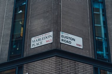 Londra, İngiltere - 01 Ocak 2022: Londra İç Halka Yolu 'nun bir parçası olan Mabledon Place ve Euston Yolu' nun köşesinde sokak ismi işareti.
