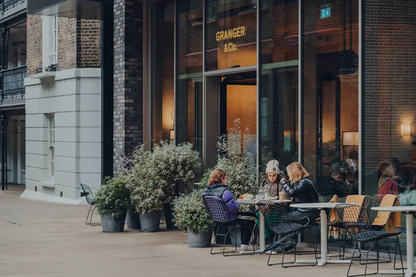 英国伦敦 2022年1月2日 格兰杰和澳大利亚公司户外餐桌旁的人在通往国王十字广场的大陆式广场潘克拉斯广场 Pancras Square 的餐馆中受到启发 — 图库照片