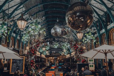 Londra, İngiltere - 23 Kasım 2021: Londra 'nın en popüler turizm merkezlerinden biri olan Covent Garden Market' teki Apple Market 'te şenlikli Noel süsleri.