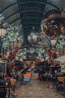 Londra, İngiltere - 23 Kasım 2021: Londra 'nın en popüler turizm merkezlerinden biri olan Covent Garden Market' teki Apple Market 'te şenlikli Noel süsleri.