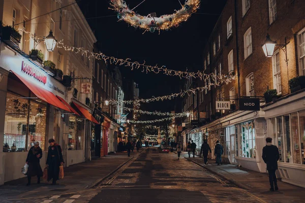 ロンドン 11月23 2021 クリスマスライトで飾られた多くのお店やレストランがあるロンドンの有名な観光地であるコヴェントガーデンの通りの夕景 — ストック写真