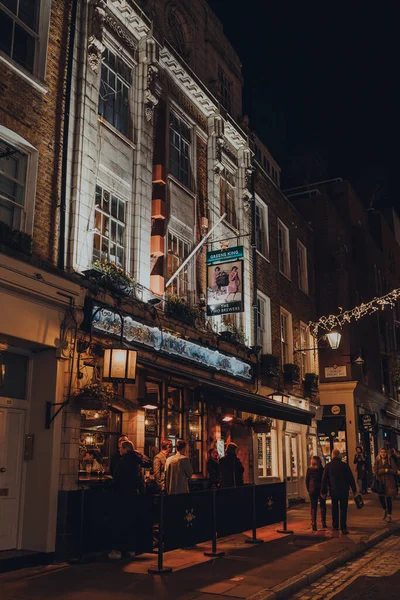 ロンドン 2021年11月23日 英国ロンドンで最も人気のある観光地の1つであるコベントガーデンにある2つのブルワーズ グリーン キング パブの外で飲む人々 — ストック写真