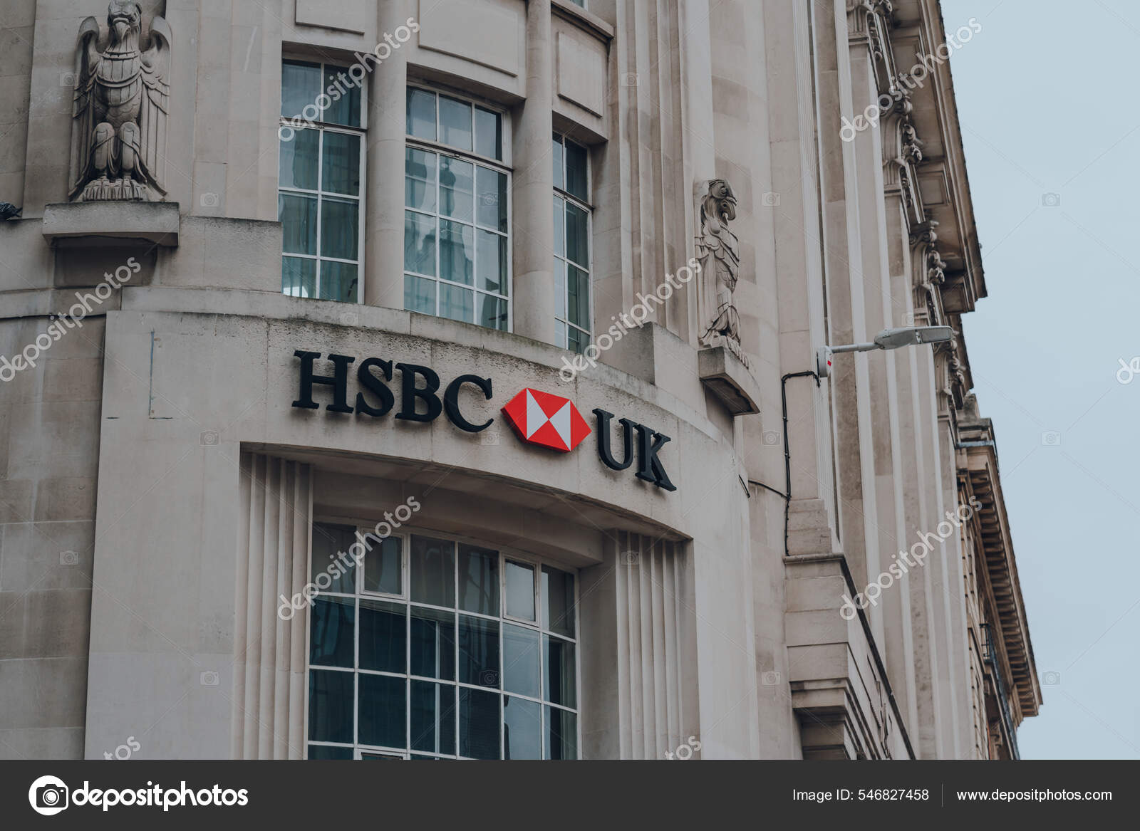 ロンドン 2021年10月23日 ロンドンのHolbornにあるHsbc銀行支店の前に名前サイン Hsbc銀行Plcは 英国の多国籍銀行および金融サービス組織です  — ストック編集用写真©AlenaKr#546827458