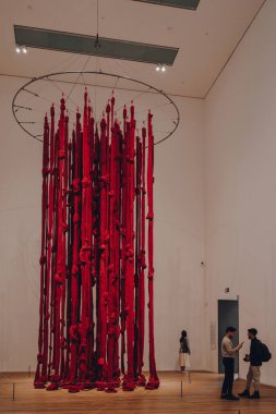 Londra, İngiltere - 23 Ekim 2021: Cecilia Vicuna 'nın Quipu Rahim Kurumu Tate Modern Müzesi, Londra' da modern sanat koleksiyonunu barındırıyor.