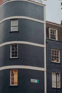 Bir sonbahar günü, Londra, Islington 'da bir caddede bir evin dış cephesi..