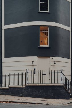 Bir sonbahar günü, Londra, Islington 'da bir caddede bir evin dış cephesi..
