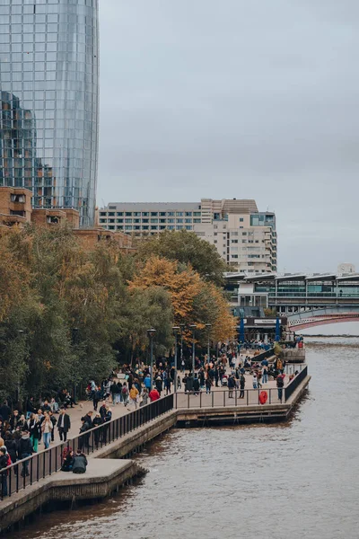London Egyesült Királyság 2021 Október Emberek Temze Partján Sétálnak Tate — Stock Fotó