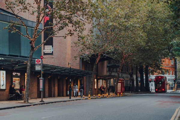 Londra, İngiltere - 23 Ekim 2021: Rosebery Caddesi manzarası, sakin bir kış günü Sadler 's Wells tiyatrosunun dışında, Camden ve Islington ilçelerinde büyük bir cadde..