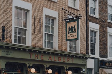 Londra, İngiltere - 30 Ocak 2022: Londra 'nın en pahalı yerleşim alanlarından biri olan Primrose Hill' deki Albert Bağımsız Evi 'nin önündeki isim tabelası.