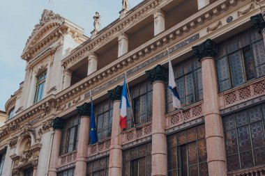 Nice, Fransa - 10 Mart 2022: Nice Operası 'nın önündeki bayraklar, Nice' teki başlıca opera salonu Bale Akdeniz ve Filarmoni Orkestrası.