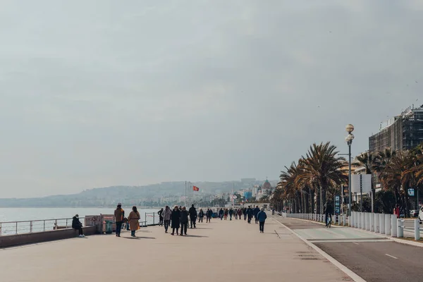 ニース フランス 2022年3月10日 人々はニース 晴れた春の日に コート ダジュールの有名な観光地でThe Promenade Des Anglaisを歩く — ストック写真
