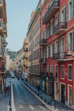 Nice, Fransa - 10 Mart 2022: Nice 'te dar bir sokakta geleneksel renkli binalar sırası, Fransız Riviera' sında ünlü bir turizm merkezi..