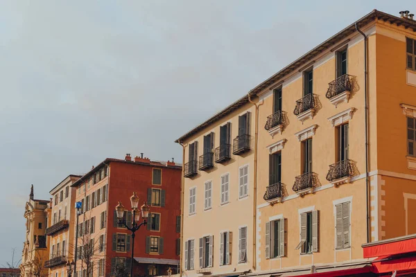 ニース フランスのリビエラ フランスの旧市街のクルス サレヤの伝統的なカラフルな建物の行 — ストック写真