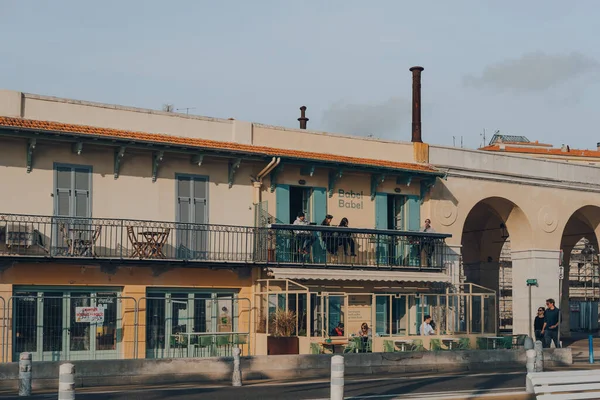 ニース フランス 2022年3月10日 ニースの地中海沿岸に沿って7キロの長い遊歩道 Promenade Des Anglaisのバベルレストランやバーの屋外テーブルでリラックスした人々 — ストック写真