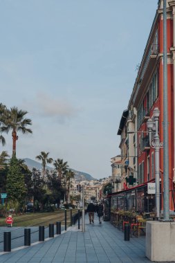Nice, Fransa - 10 Mart 2022: Fransız Rivierası 'nda ünlü bir turizm beldesi olan Old Town of Nice' ta yürüyen insanların dikiz görüntüsü.