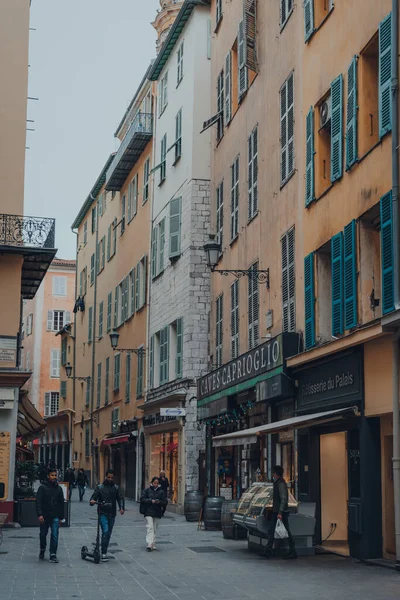 ニース フランス 2022年3月10日 人々はニースの旧市街 フランスのリビエラの有名な観光地のお店を歩いています — ストック写真