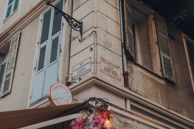 Nice, Fransa - 10 Mart 2022: Rue Raoul Bosia ve San Francois De Paule caddelerinin köşesinde Fransız Riviera 'sında ünlü bir turizm merkezi..