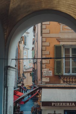Nice 'teki Rue Du Marche caddesindeki sokak ismi tabelası Fransız Rivierası' nda ünlü bir turizm merkezi..